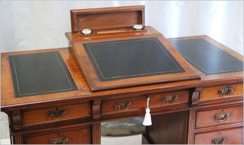 4032 Antique Walnut Dickens Desk (6)